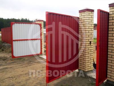 Распашные ворота из профнастила красного цвета