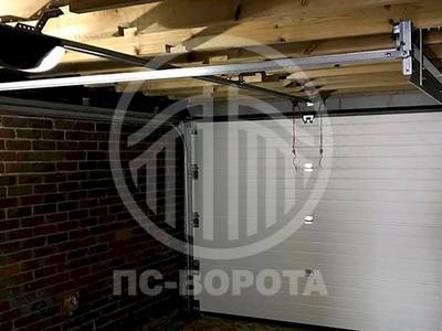 Подъемные секционные ворота из сэндвич панелей с автоматикой