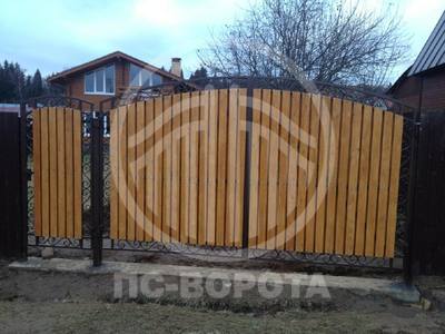 Распашные ворота со штакетником шириной 90 мм