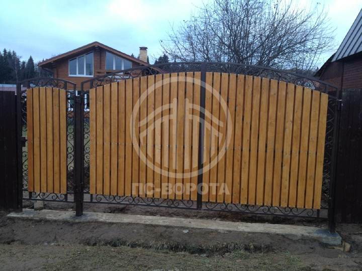распашные ворота из штакетника шириной 90 мм