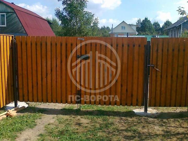 распашные ворота из штакетника светлого цвета