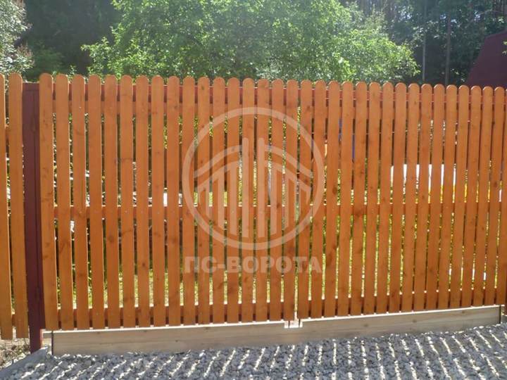 распашные металлические ворота из штакетника светлого цвета