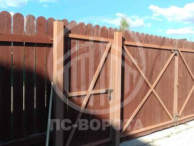 Распашные ворота со штакетником шириной 140 мм