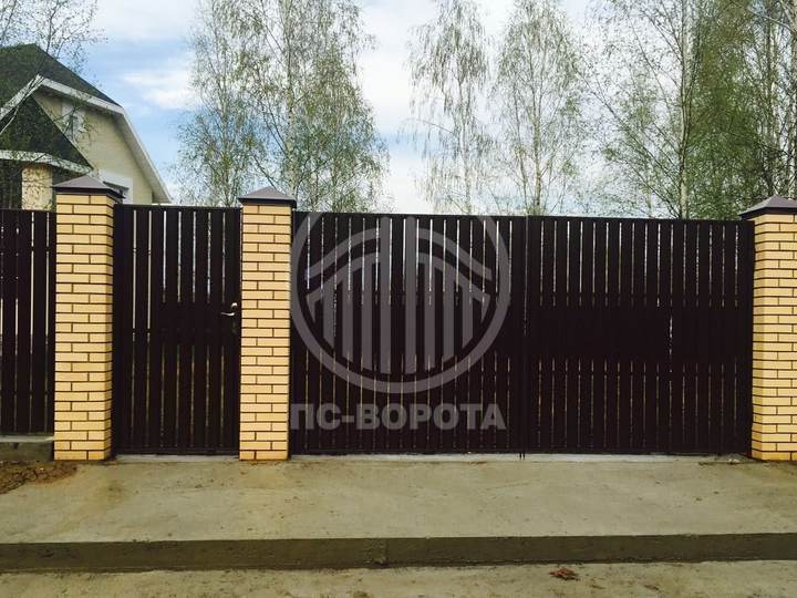 распашные ворота из штакетника темного цвета с калиткой