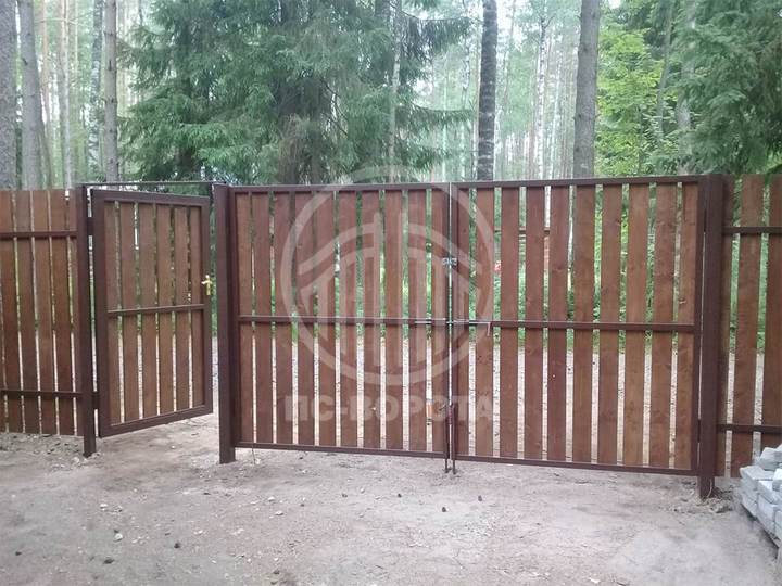 распашные ворота из штакетника с вертикальными стопорами