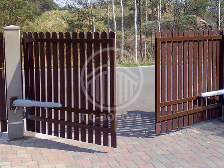 распашные ворота из штакетника с автоматикой и проблесковым маячком