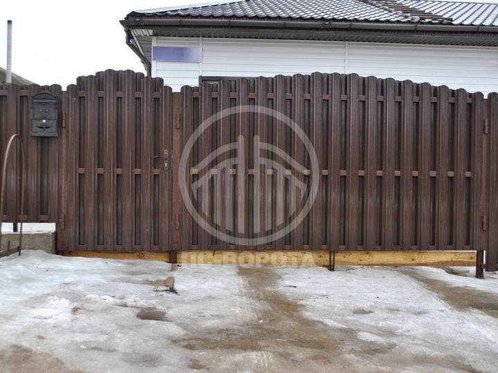 распашные ворота из евроштакетника