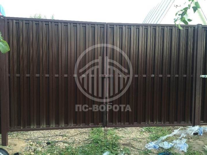 распашные ворота из евроштакетника на дачный участок