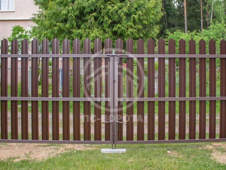 распашные ворота из евроштакетника коричневого цвета