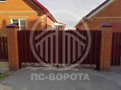Распашные ворота с евроштакетником и элементами ковки