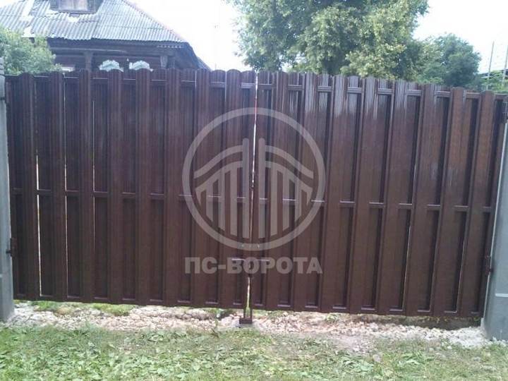 распашные ворота из евроштакетника на дачу