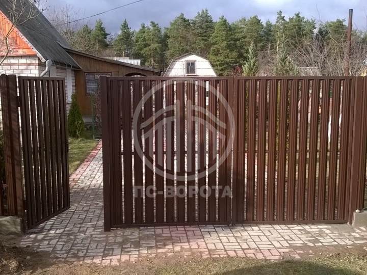 ворота с распашными створками из евроштакетника