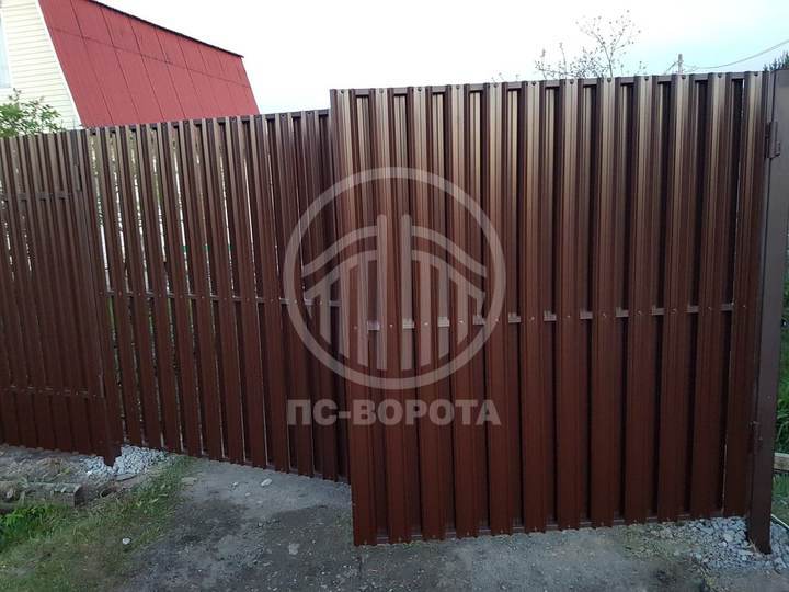 металлические ворота из евроштакетника с двумя распашными створками