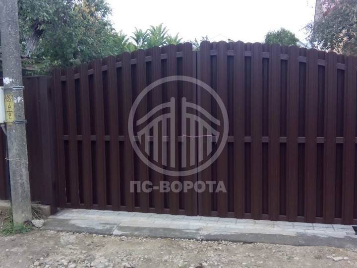 стальные распашные ворота с евроштакетником