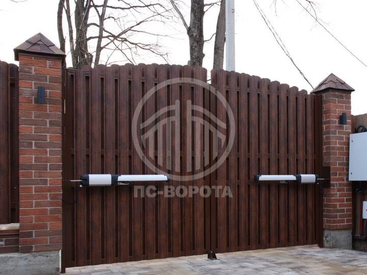 распашные ворота из евроштакетника с автоматическим открыванием