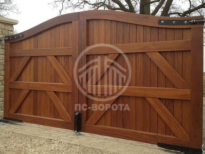 распашные ворота из дерева с автоматикой
