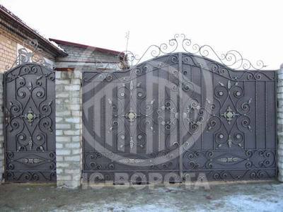 Распашные ворота с элементами ковки