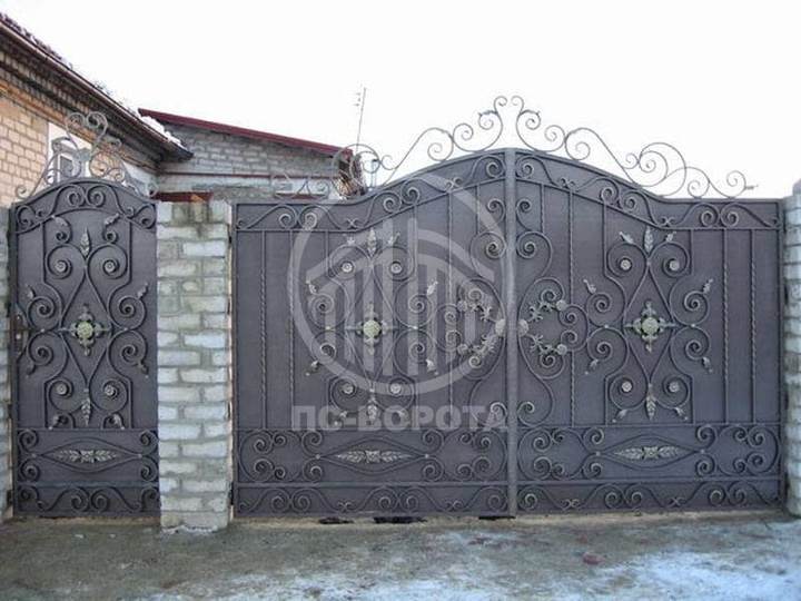 распашные ворота с коваными элементами