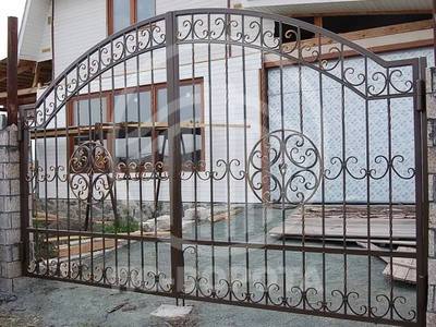 Распашные решетчатые ворота с позолоченной ковкой