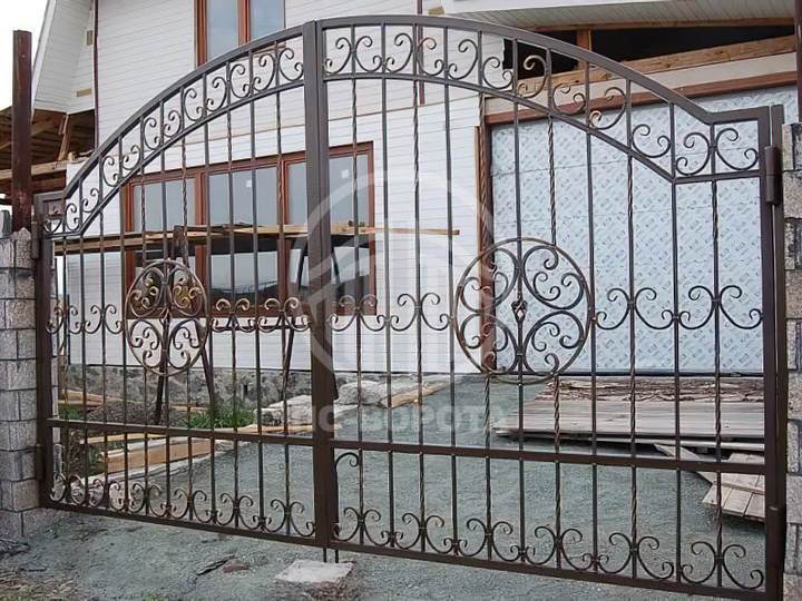 решетчатые распашные ворота с позолоченной ковкой