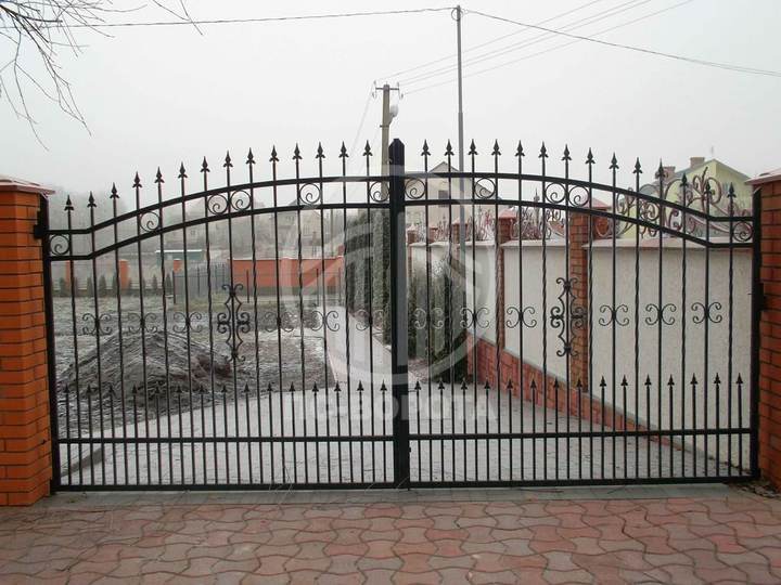 распашные решетчатые ворота с механическим открыванием