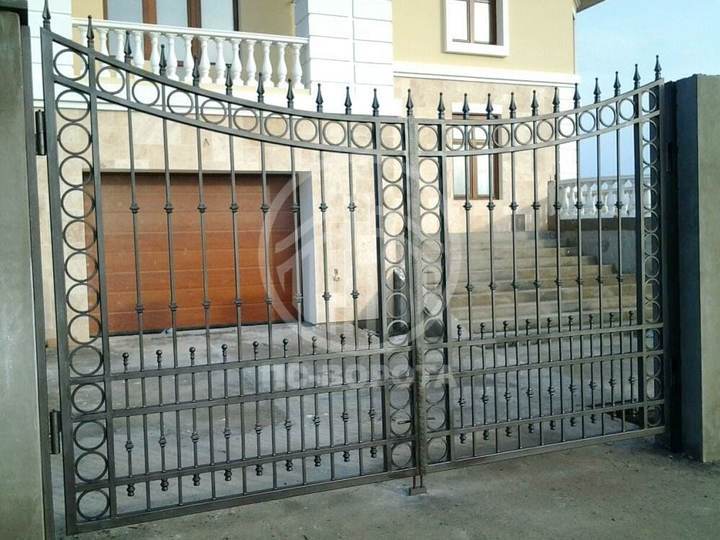механические распашные решетчатые ворота для загородного дома