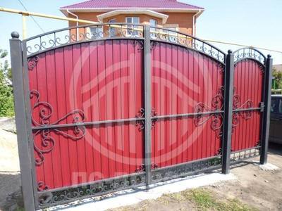 Ворота распашные с калиткой и коваными элементами