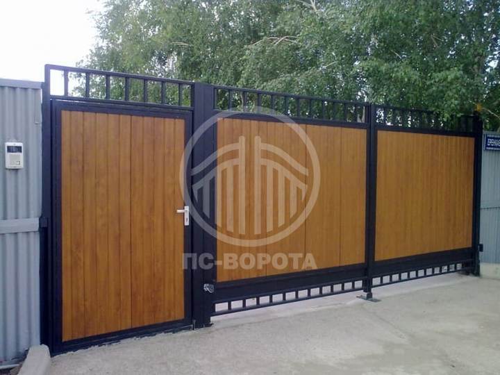 распашные ворота с калиткой из штакетника