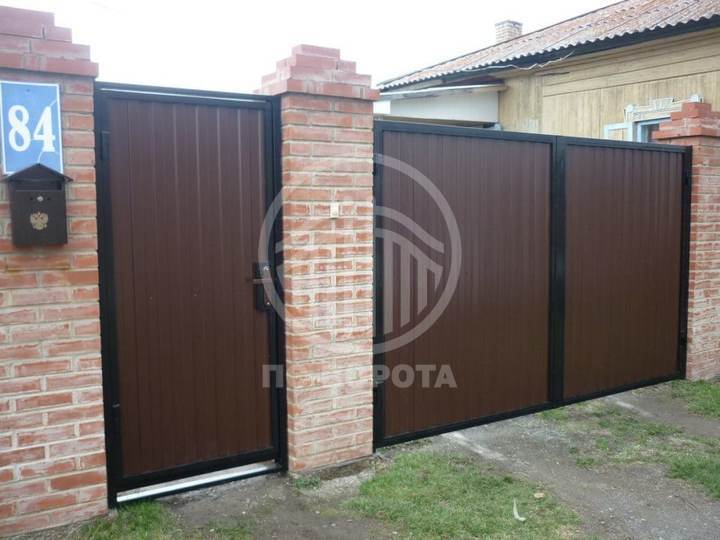распашные металлические ворота с ковкой