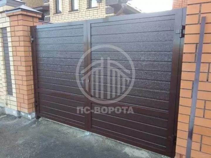 стальные распашные ворота из сэндвич панелей с сувальдным замком