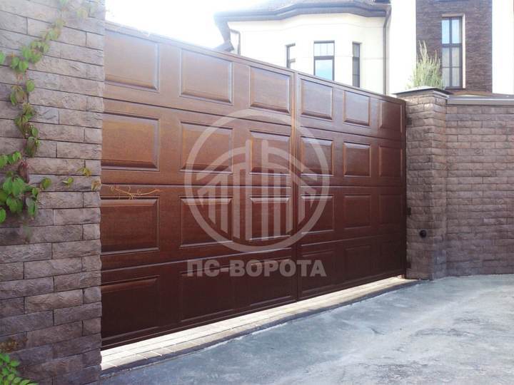 стальные распашные ворота из сэндвич панелей