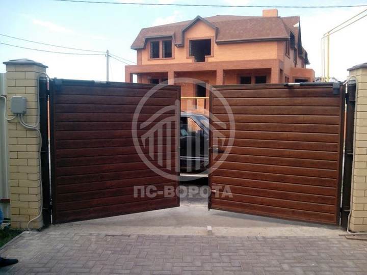 распашные ворота с заполнением из сэндвич панелей