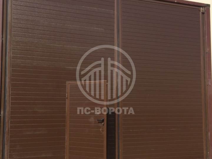 распашные ворота из сэндвич панелей с встроенной калиткой