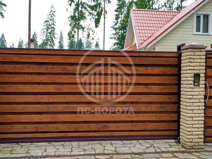 откатные ворота из деревянного штакетника