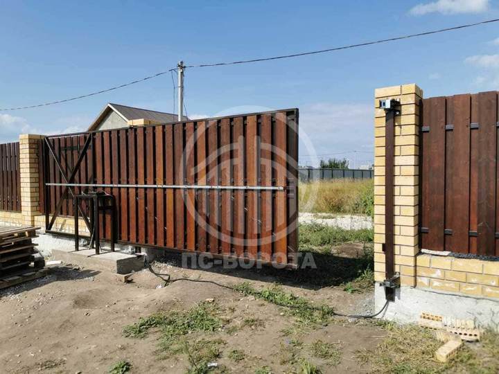 откатные стальные ворота из штакетника с автоматикой