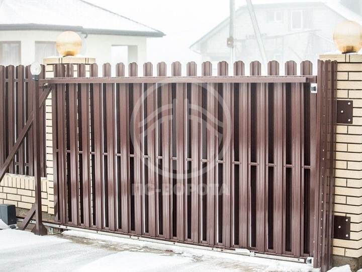 откатные металлические ворота из евроштакетника с калиткой в одном стиле со створкой