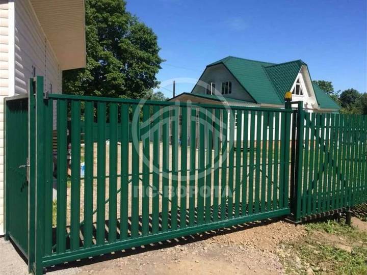 откатные металлические ворота из зеленого евроштакетника
