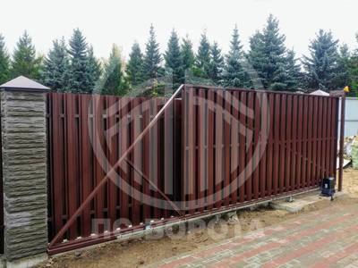 Откатные стальные ворота с евроштакетником
