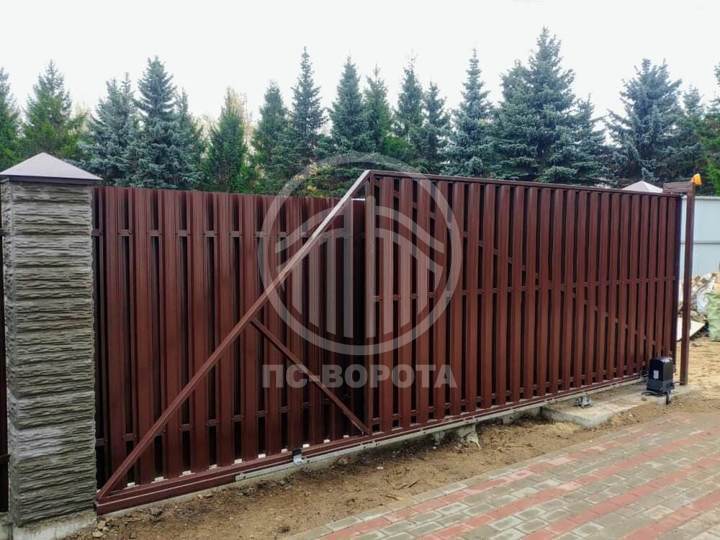 откатные ворота из металлического штакетника