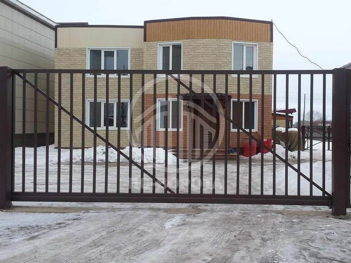 решетчатые металлические ворота с откатными створками