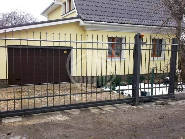 стальные решетчатые ворота с откатной створкой