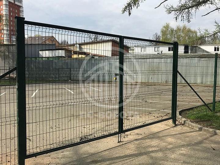 стальные распашные ворота из 3Д сетки с проушинами под замок