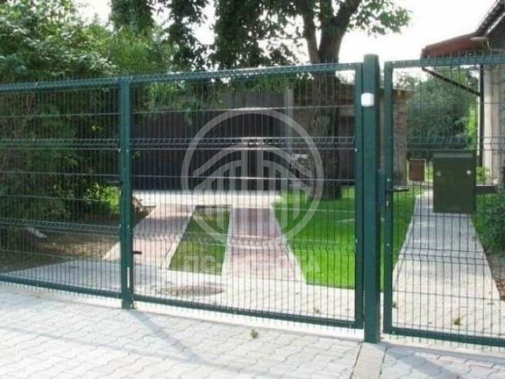 распашные металлические ворота зеленого цвета из 3Д сетки