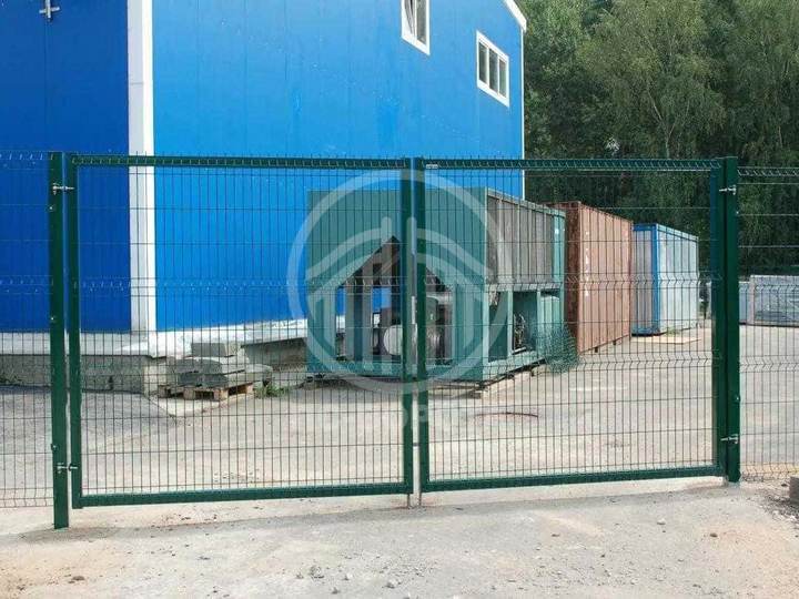 металлические распашные ворота из 3Д сетки зеленого цвета