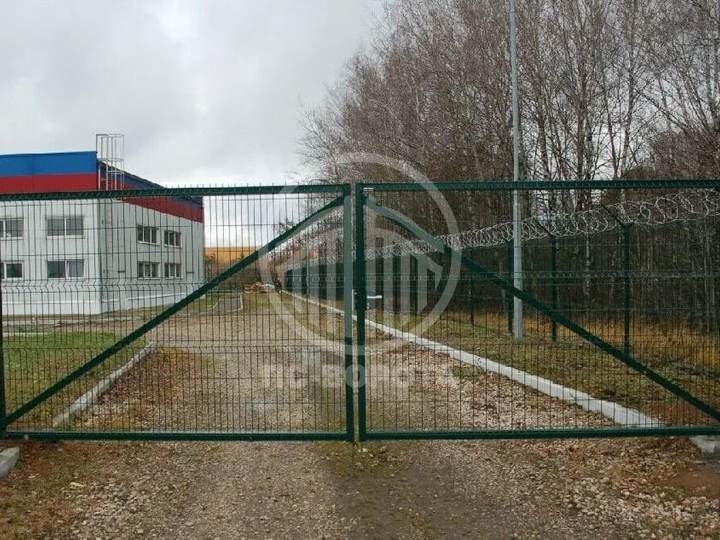 металлические ворота из 3д сетки для промышленной территории