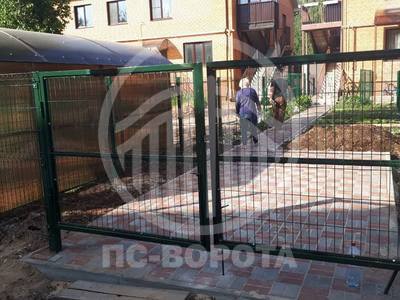 Стальные распашные ворота с 3Д сеткой
