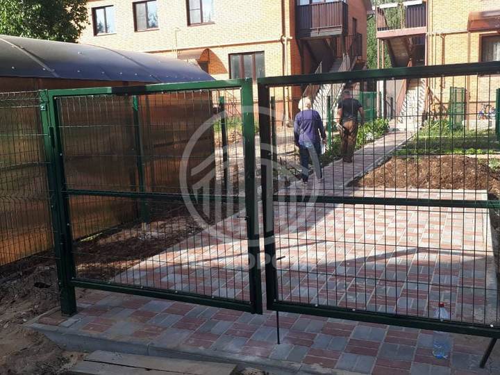 распашные стальные ворота из 3д сетки