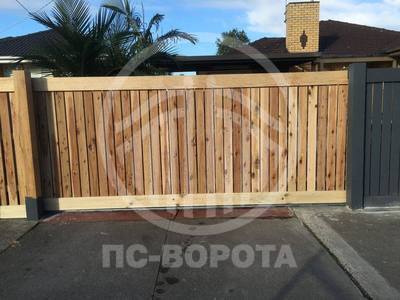 Откатные деревянные ворота с автоматическим открыванием