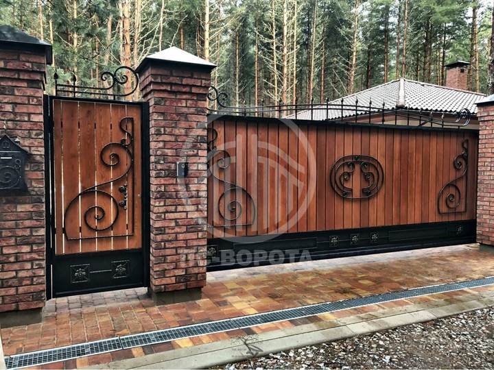 деревянные откатные ворота с калиткой и ковкой