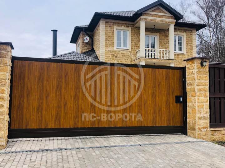 деревянные откатные ворота с заполнением светлого цвета